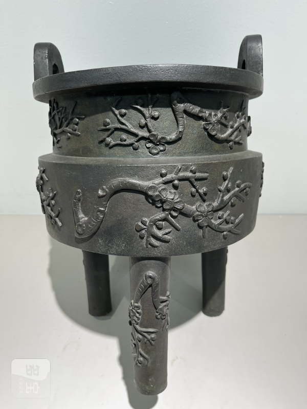 明 高浮雕梅枝纹冲天耳鼎式炉 - 图2